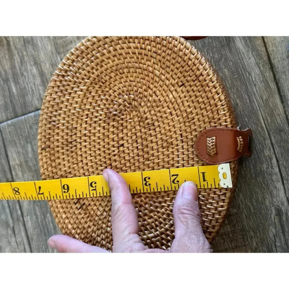 Woven Straw Round Clip Closure Crossbody Summer Beach Rattan Bags - Picture 4 of 8